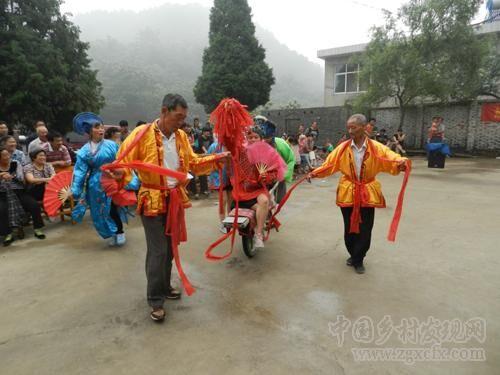 6，鄉(xiāng)村傳統(tǒng)藝術(shù)表演.jpg